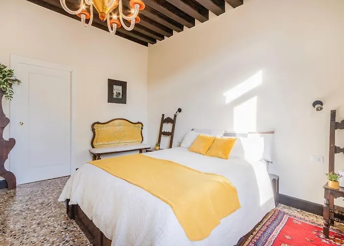 Canal View Luxury Heritage Retreat 2 Bedroom